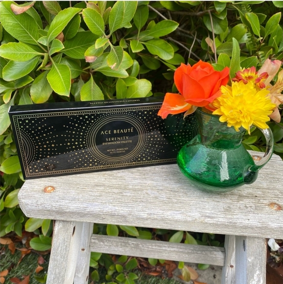 Ace Beaute Serenity Eyeshadow Palette - Picture 3 of 4